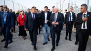 Bundespräsident Frank-Walter Steinmeier (3.v.r) besucht zusammen mit Nikolaos Panagiotopoulos, griechischer Minister für Migration und Asyl, die Registrierungs- und Aufnahmeeinrichtung für Geflüchtete in Malakasa, nördlich von Athen. © dpa bildfunk Foto: Bernd von Jutrczenka