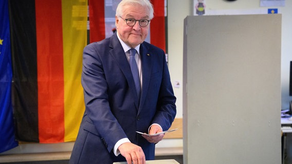 Bundespräsident Frank-Walter Steinmeier gibt im Wahllokal in der Erich-Kästner-Grundschule in Berlin-Dahlem seinen Stimmzettel für die Bundestagswahl ab. © dpa-Bildfunk Foto: Bernd von Jutrczenka/dpa