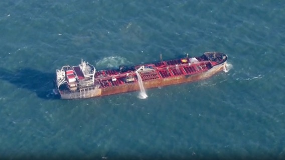 Der nach einer Kollision und einem Brand schwer beschädigte Öltanker "Stena Immaculate" treibt auf der Nordsee vor Großbritannien. © AP/EBU 