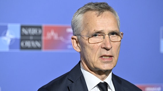 Nato-Generalsekretär Jens Stoltenberg, wird am zweiten Tag des Nato-Außenministertreffens in Prag von Journalisten interviewt. © èulová Kateøina/CTK/dpa 