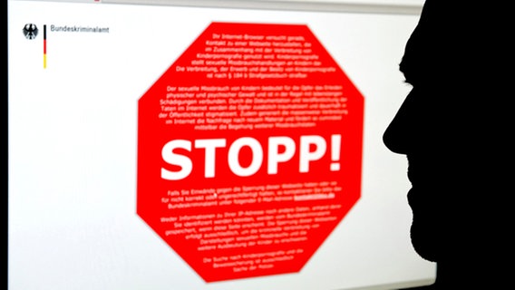 Ein Mann schaut auf einen Bildschirm mit dem Stoppschild © dpa - Bildfunk Foto: Jens Schierenbeck