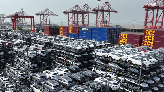Eine Luftaufnahme zeigt chinesische Autos für den Export in einem Terminal des Hafens Taicang in der ostchinesischen Provinz Jiangsu. © picture alliance/dpa Foto: XinHua