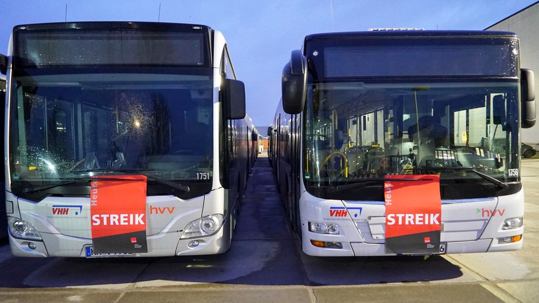 Busse der Verkehrsbetriebe HVV und VHH stehen aufgrund eines Streiks auf einem Werksgelände in Hamburg.
