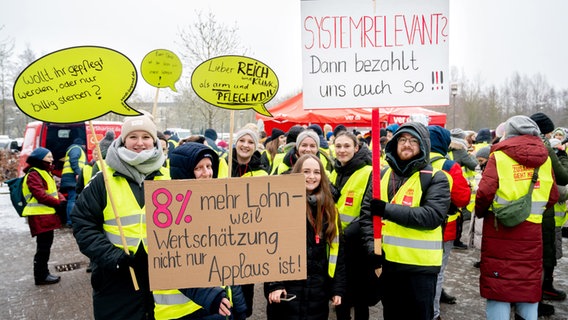 Beschäftigte stehen mit Schildern am Treffpunkt für einen Demonstrationszug vor dem Klinikum Oldenburg © picture alliance / Hauke-Christian Dittrich 