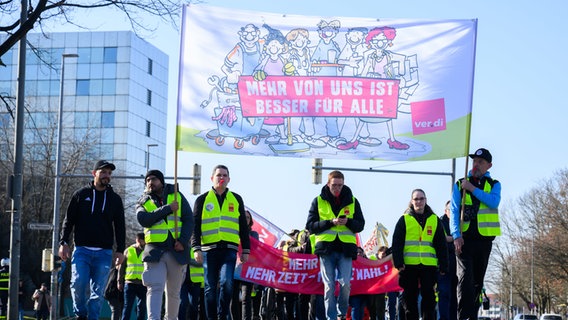 Beschäftigte aus Kliniken und dem Gesundheit- und Sozialwesen gehen bei einem Streik durch die Innenstadt von Hannover © Julian Stratenschulte/dpa Foto: Julian Stratenschulte