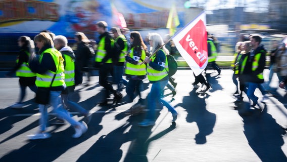 Beschäftigte aus Kliniken und dem Gesundheit- und Sozialwesen gehen bei einem Streik durch die Innenstadt von Hannover © Julian Stratenschulte/dpa Foto: Julian Stratenschulte