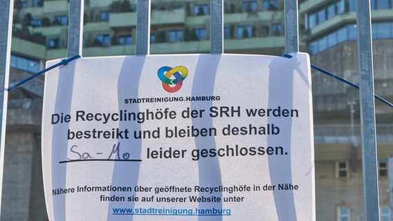 Hamburg: Am geschlossenen Tor des Recyclinghofes St. Pauli hängt Geschlossen-Schild. © Georg Wendt/dpa Foto: Georg Wendt