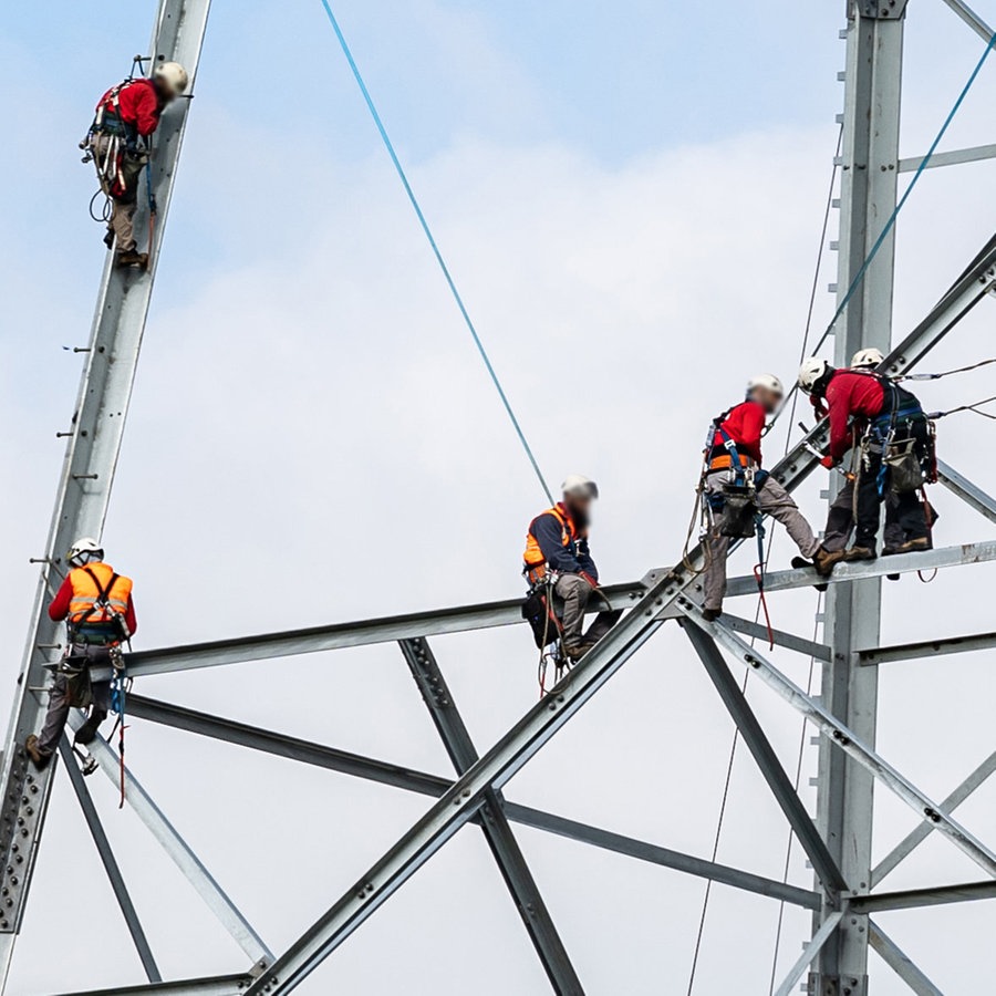 Bauarbeiten errichten einen Strommast © picture alliance Foto: Countrypixel | FRP