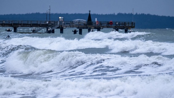 Wellen schlagen an einen Ostseestrand. © picture alliance/dpa Foto: Stefan Sauer