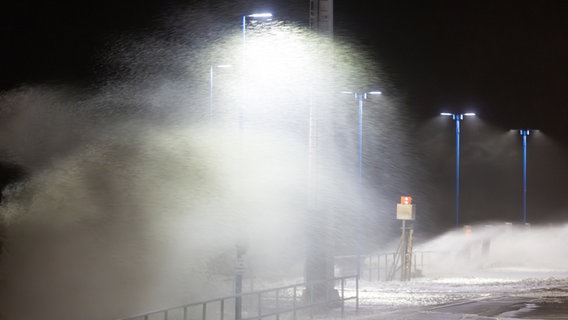 Die Gischt der Nordsee peitscht auf den Fähranleger Dagebüll. © dpa Foto: Bodo Marks