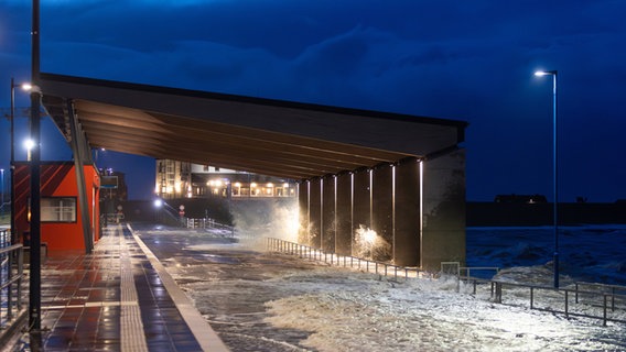 Bei einer Sturmflut drückt das Wasser der Nordsee auf den Fährhafen von Dagebüll. © dpa Foto: Bodo Marks