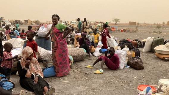 Flüchtlinge aus dem Sudan warten nach der Überquerung der Grenze in den Südsudan auf einen Transport in das Transitlager der grenznahen Stadt Renk. © dpa Bildfunk Foto: Eva-Maria Krafczyk