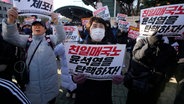 Mitglieder der größten Oppositionspartei, der Demokratischen Partei, veranstalten eine Kundgebung gegen den südkoreanischen Präsidenten Yoon Suk Yeol vor der Nationalversammlung in Seoul, Südkorea. © dpa Bildfunk Foto: Ahn Young-joon