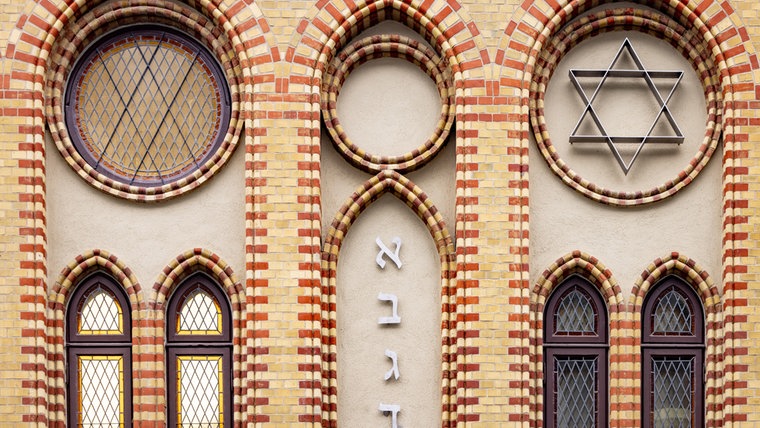 Licht strahlt aus zwei Fenstern der jüdischen Synagoge in der Waitzstraße in Kiel. © picture alliance/dpa | Axel Heimken