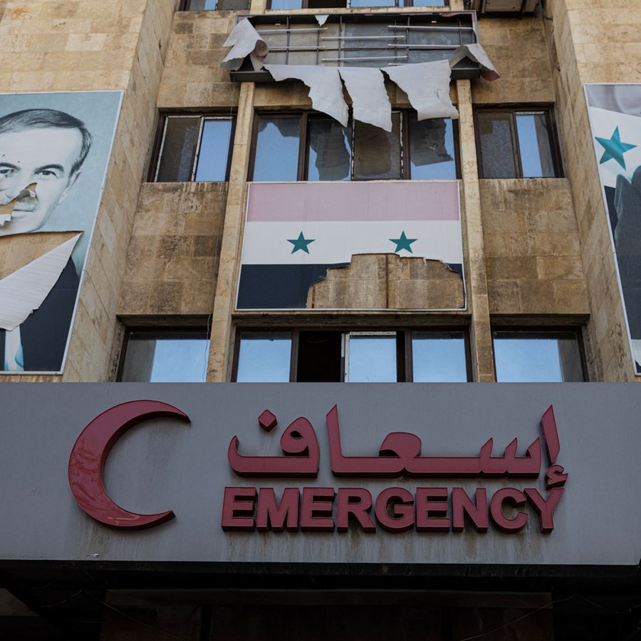 Das Universitätskrankenhaus Aleppo wurde vom Luftangriff des russischen und Assad-Regimes getroffen und arbeitet trotz der Herausforderungen in Aleppo, Syrien, am 3. Dezember 2024 weiterhin mit begrenzten Ressourcen. © picture alliance / abaca | DIA Images/ABACA 