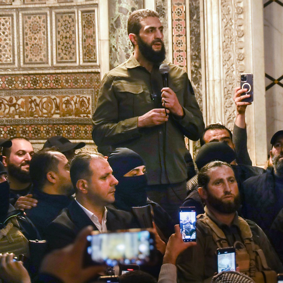 Abu Mohammed al-Dschulani, Anführer der größten Rebellengruppe in Syrien spricht in der Umayyaden-Moschee in Damaskus. © Omar Albam/AP 