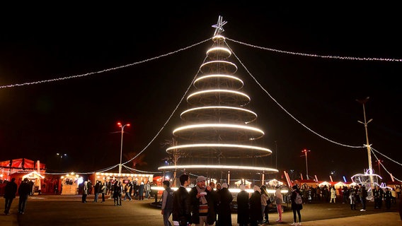 Menschen besuchen eine Weihnachtsmarkt in Damaskus, Syrien. © dpa-Bildfunk 