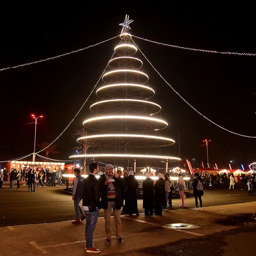 Menschen besuchen eine Weihnachtsmarkt in Damaskus, Syrien. © dpa-Bildfunk 