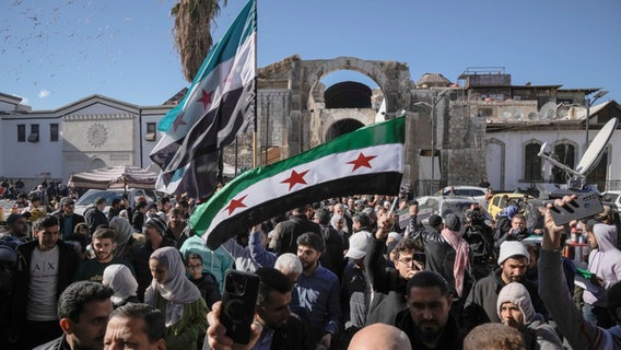 Gläubige gehen zum Freitagsgebet zur Umayyaden-Moschee in Damaskus. © picture alliance/dpa/AP | Leo Correa Foto: Leo Correa