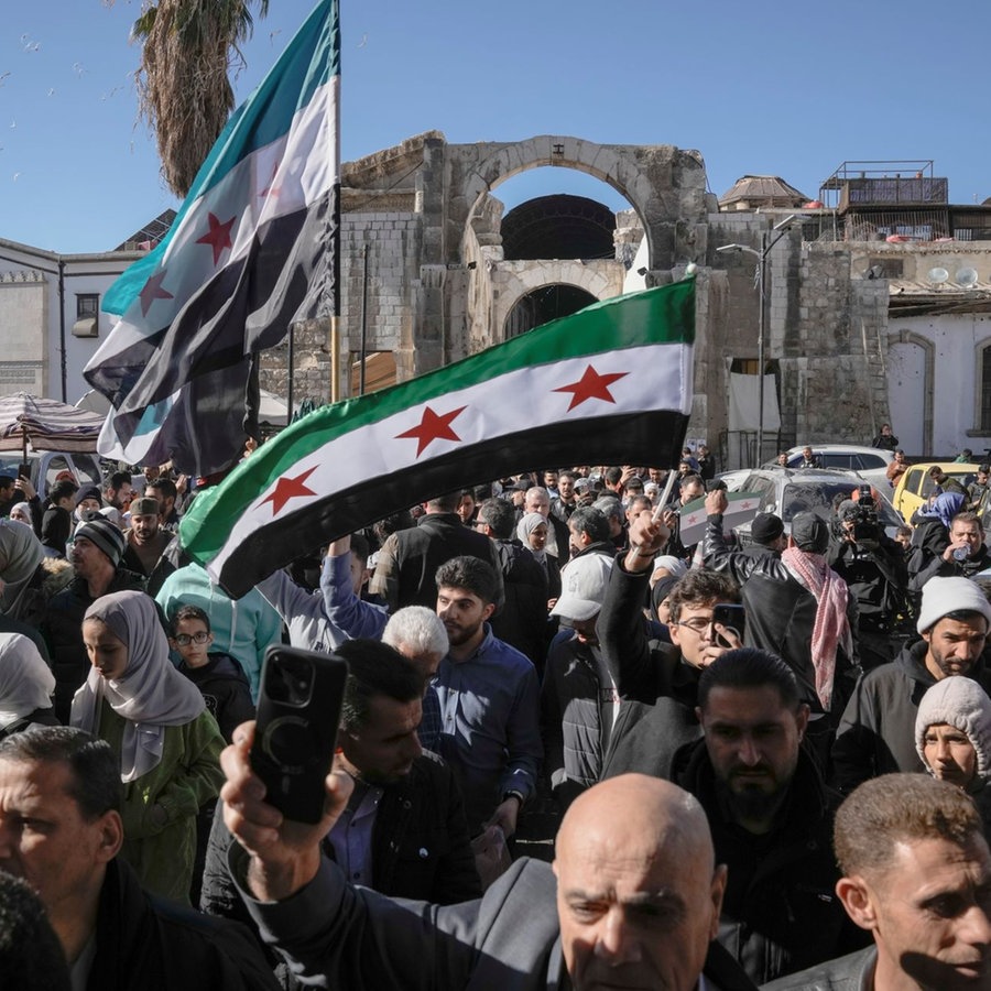 Gläubige gehen zum Freitagsgebet zur Umayyaden-Moschee in Damaskus. © picture alliance/dpa/AP | Leo Correa Foto: Leo Correa