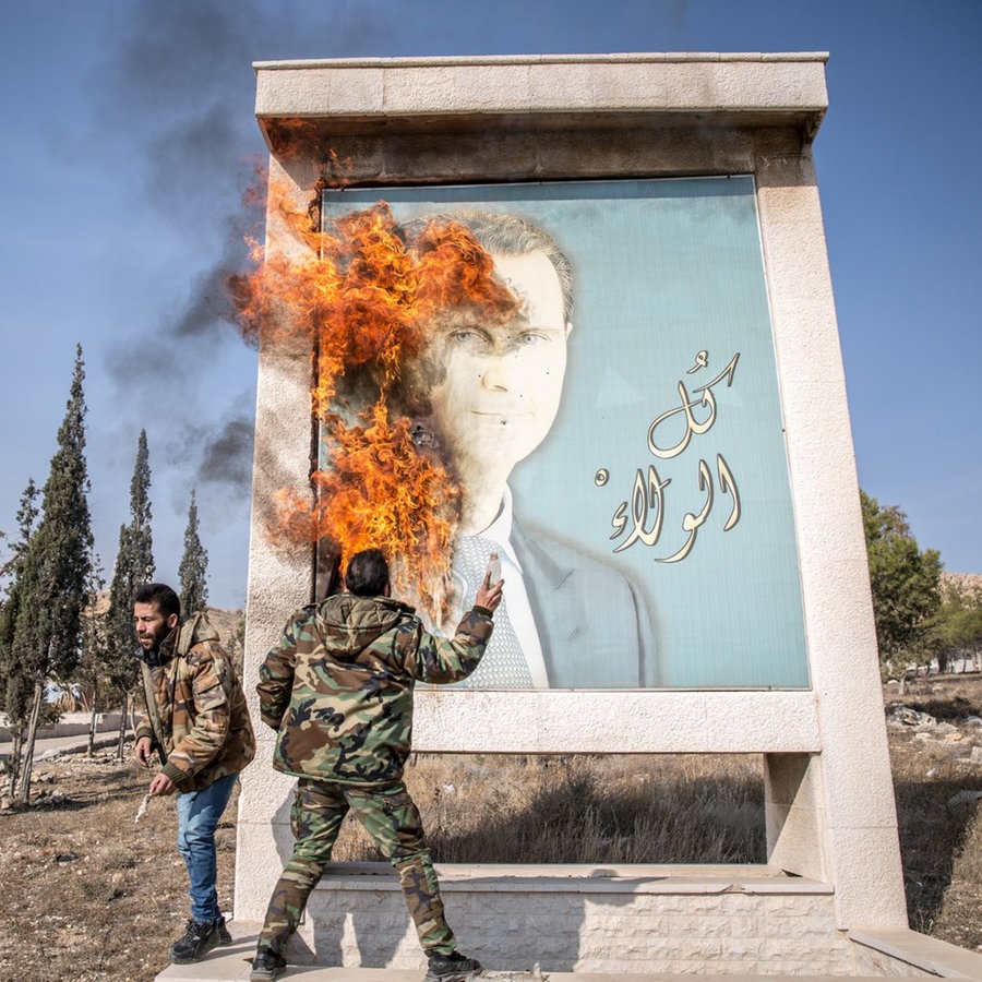 Damaskus: Ein Mann entzündet ein Bild des ehemaligen syrischen Präsidenten Bashar al-Assad in der Nähe der syrischen Grenze zum Libanon. © Sally Hayden/SOPA Images via ZUMA Press Wire/dpa Foto: Sally Hayden