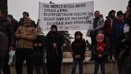 Demonstranten protestieren gegen eine mögliche Annäherung zwischen der Türkei und der syrischen Regierung. Zum ersten Mal seit Ausbruch des Krieges im Jahr 2011 haben sich Regierungsvertreter der Türkei und Syrien in Moskau getroffen. © Anas Alkharboutli/dpa 
