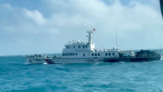 Ein Bildschirmfoto aus einem von der taiwanischen Küstenwache veröffentlichten Video sieht man ein Boot der chinesischen Küstenwache von einem Boot der taiwanischen Küstenwache aus, wie es an der Küste der Matsu-Inseln in Taiwan vorbeifährt. © Uncredited/Taiwan Coast Guard/TAIWAN PRESIDENTIAL OFFICE via AP/dpa 