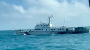 Ein Bildschirmfoto aus einem von der taiwanischen Küstenwache veröffentlichten Video sieht man ein Boot der chinesischen Küstenwache von einem Boot der taiwanischen Küstenwache aus, wie es an der Küste der Matsu-Inseln in Taiwan vorbeifährt. © Uncredited/Taiwan Coast Guard/TAIWAN PRESIDENTIAL OFFICE via AP/dpa 