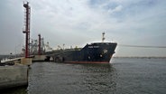 Eine Tanker mit einer russischen Ölladung mit verbilligtem Rohöl liegt in einem Hafen vor Anker. © Fareed Khan/AP/dpa 
