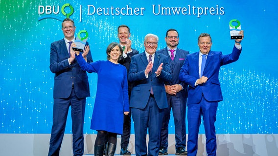 Moorforscherin Franziska Tanneberger aus Greifswald (2.v.l.) auf einem Gruppenbild bei der Verleihung des Deutschen Umweltpreises in Mainz. © Deutsche Bundesstiftung Umwelt 