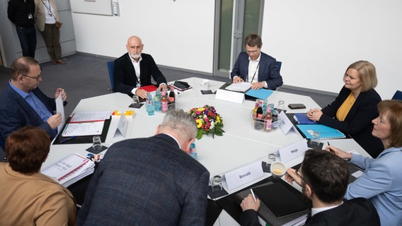 Die Beteiligten an den Verhandlungen Frank Wernecke (l-r), Vorsitzender der Dienstleistungsgewerkschaft Verdi, Volker Geyer, Verhandlungsführer für den deutschen Beamtenbund (dbb), Steffen Meyer, Finanzstaatssekretär, Nancy Faeser (SPD), Bundesinnenministerin, und Karin Welge, Verhandlungsführerin Vereinigung der kommunalen Arbeitgeberverbände (VKA), sitzen zur Fortsetzung der Tarifverhandlungen für den öffentlichen Dienst im Kongresshotel Am Templiner See. © Christophe Gateau/dpa 