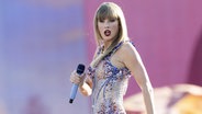Die US-amerikanische Sängerin Taylor Swift tritt während ihres Konzerts im Rahmen ihrer "Eras Tour" im Letzigrund-Stadion in der Schweiz auf. © Ennio Leanza/KEYSTONE/dpa Foto: Ennio Leanza