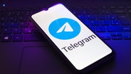 Telegram Logo in einem Handy. © picture alliance / NurPhoto | Jaque Silva 