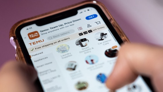 Eine Person navigiert auf der Temu-App auf einem Smartphone © picture alliance / empics Foto: Giordano Ciampini