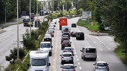 Autos stauen sich auf dem Theodor-Heuss-Ring. © NDR Foto: Christian Nagel