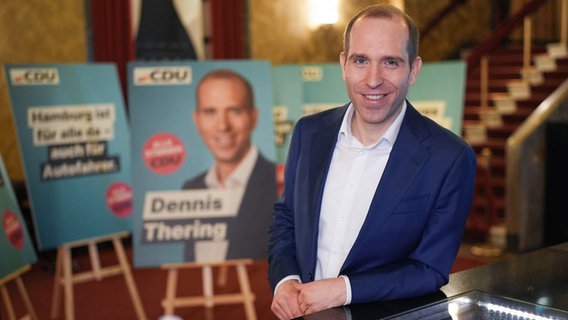 Dennis Thering, Spitzenkandidat zur Bürgerschaftswahl und Parteivorsitzender der CDU Hamburg, steht im Passage Kino während der Kampagnenvorstellung zur Bürgerschaftswahl vor Wahlplakaten. © picture alliance/dpa | Marcus Brandt Foto: Marcus Brandt