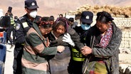 Rettungskräfte evakuieren Verletzte nach dem Erdbeben in der autonomen Region Tibet im Südwesten Chinas. © dpa Bildfunk Foto: Anonymous/Xinhua/AP/dpa