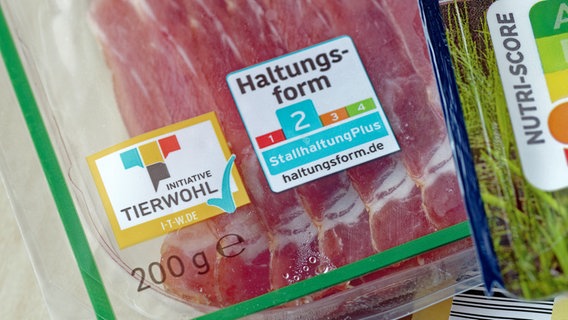 Kennzeichnung Tierwohl und Haltungsform auf einer Lebensmittelpackung © picture alliance / CHROMORANGE Foto: Jürgen Schott