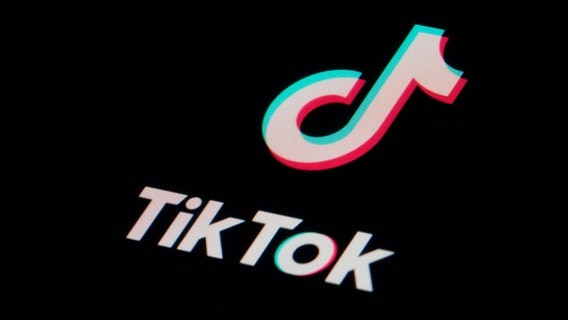 Das Symbol für die Video-Sharing-App TikTok ist auf einem Smartphone zu sehen. © picture alliance / ASSOCIATED PRESS Foto: Matt Slocum