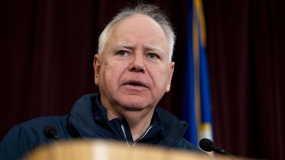 Tim Walz, Gouverneur des Bundesstaates Minnesota, bei einer Pressekonferenz. © picture alliance / ZUMAPRESS.com Foto: Angelina Katsanis