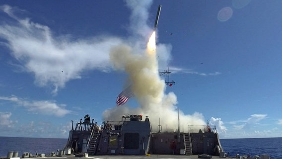 Das von der US-Navy zur Verfügung gestellte Bild zeigt eine Tomahawk-Rakete, die von einem Zerstörer abgefeuert wird. © IMAGO IMAGES / ABACAPRESS Foto: Taylor DiMartino