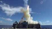 Das von der US-Navy zur Verfügung gestellte Bild zeigt eine Tomahawk-Rakete, die von einem Zerstörer abgefeuert wird. © IMAGO IMAGES / ABACAPRESS Foto: Taylor DiMartino