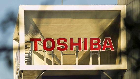 Das Logo von Toshiba an einem Firmengebäude © imago 