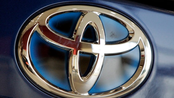 Das Toyota-Logo auf einem Auto © dpa - Bildfunk Foto: Kamil Krzaczynski