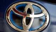 Das Toyota-Logo auf einem Auto © dpa - Bildfunk Foto: Kamil Krzaczynski