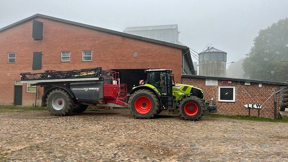 Ein Traktor vor Gut Perdoel in Schleswig-Holstein. © NDR Foto: Nele Rößler