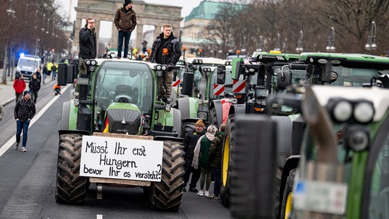 Vor dem Brandenburger Tor in Berlin haben sich Bauern mit ihren Traktoren zu einer Protestkundgebung versammelt. © Fabian Sommer/dpa Foto: Fabian Sommer/
