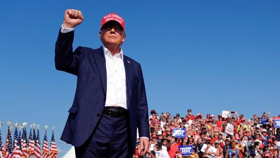 Donald Trump kommt zu einer Wahlkampfveranstaltung in Butler. © Evan Vucci/AP/dpa 