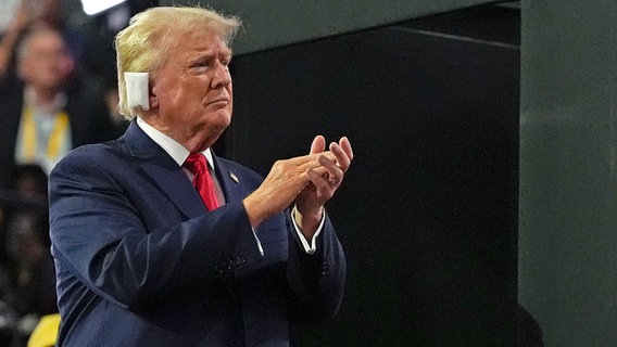 Der republikanische Präsidentschaftskandidat und ehemalige US-Präsident Donald Trump beim Parteitag der Republikaner. Sein rechtes Ohr ist von einem Pflaster verdeckt. © dpa-Bildfunk/AP Foto: Julia Nikhinson