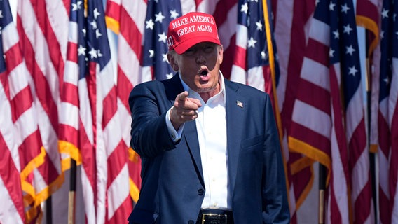 Der ehemalige US-Präsident Donald Trump auf einer Wahlkampfveranstaltung © +++ dpa-Bildfunk +++ Foto: Steve Helber/AP/dpa